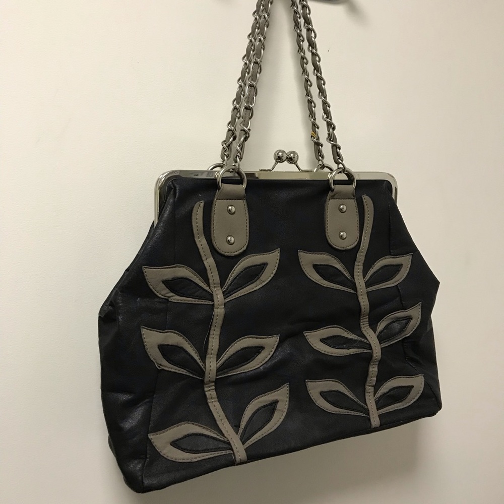Nice & Stylish Roomy Silver Chain Leaf Accented Bag! - Picture 12 of 14